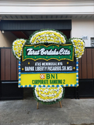 Papan Bunga Duka di Seberang Padang