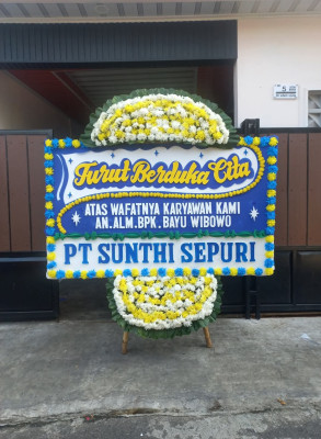 Papan Bunga Duka di Seberang Padang