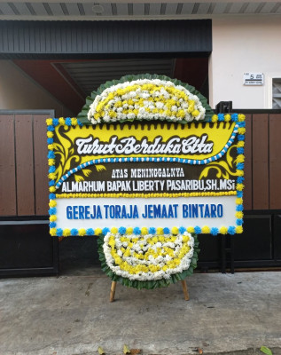 Papan Bunga Duka di Seberang Padang