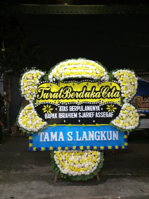 Papan Bunga Duka di Seberang Padang