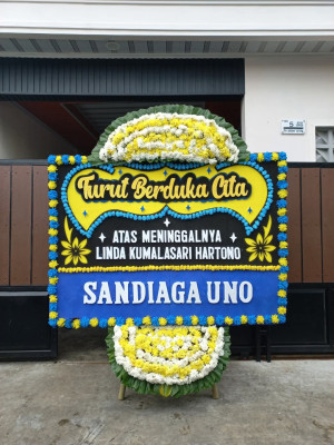 Papan Bunga Duka di Seberang Padang