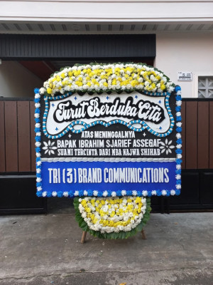 Papan Bunga Duka di Seberang Padang